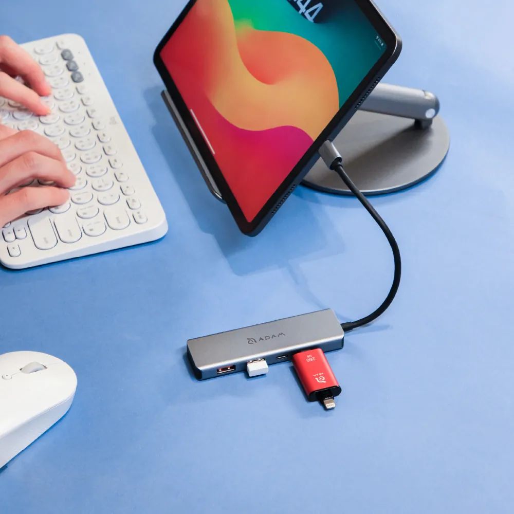 ADAM elements CASA HUB A04 USB-C Gen2 SuperSpeed 4-in-1 Hub
